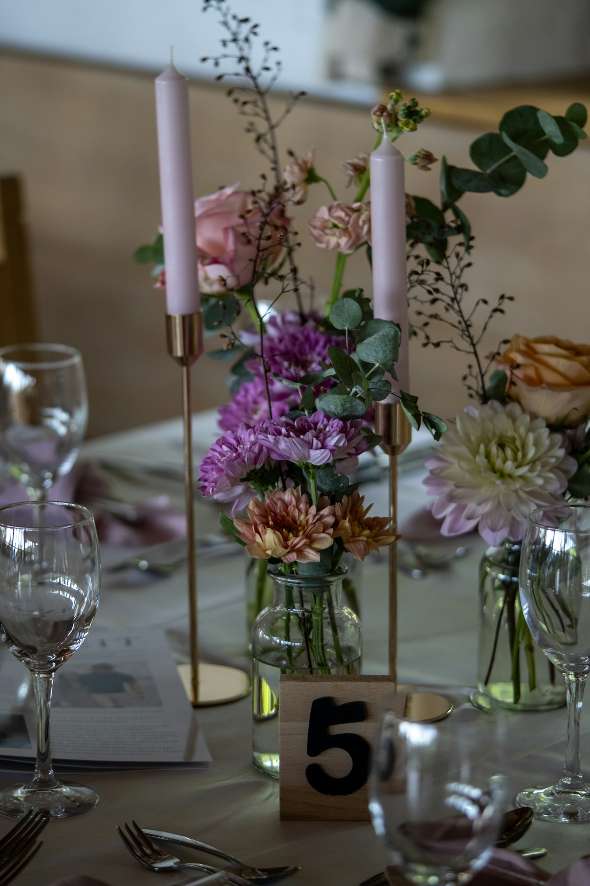 Mesa decorada com flores e velas