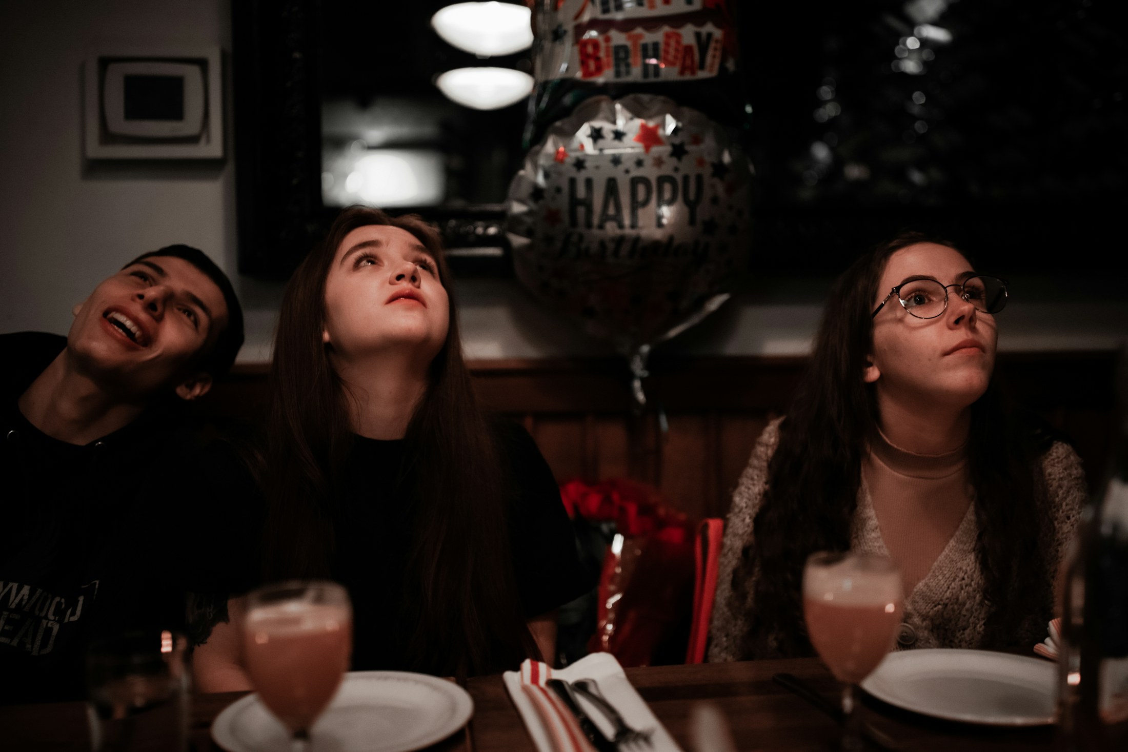 Amigos reunidos para celebrar um aniversário