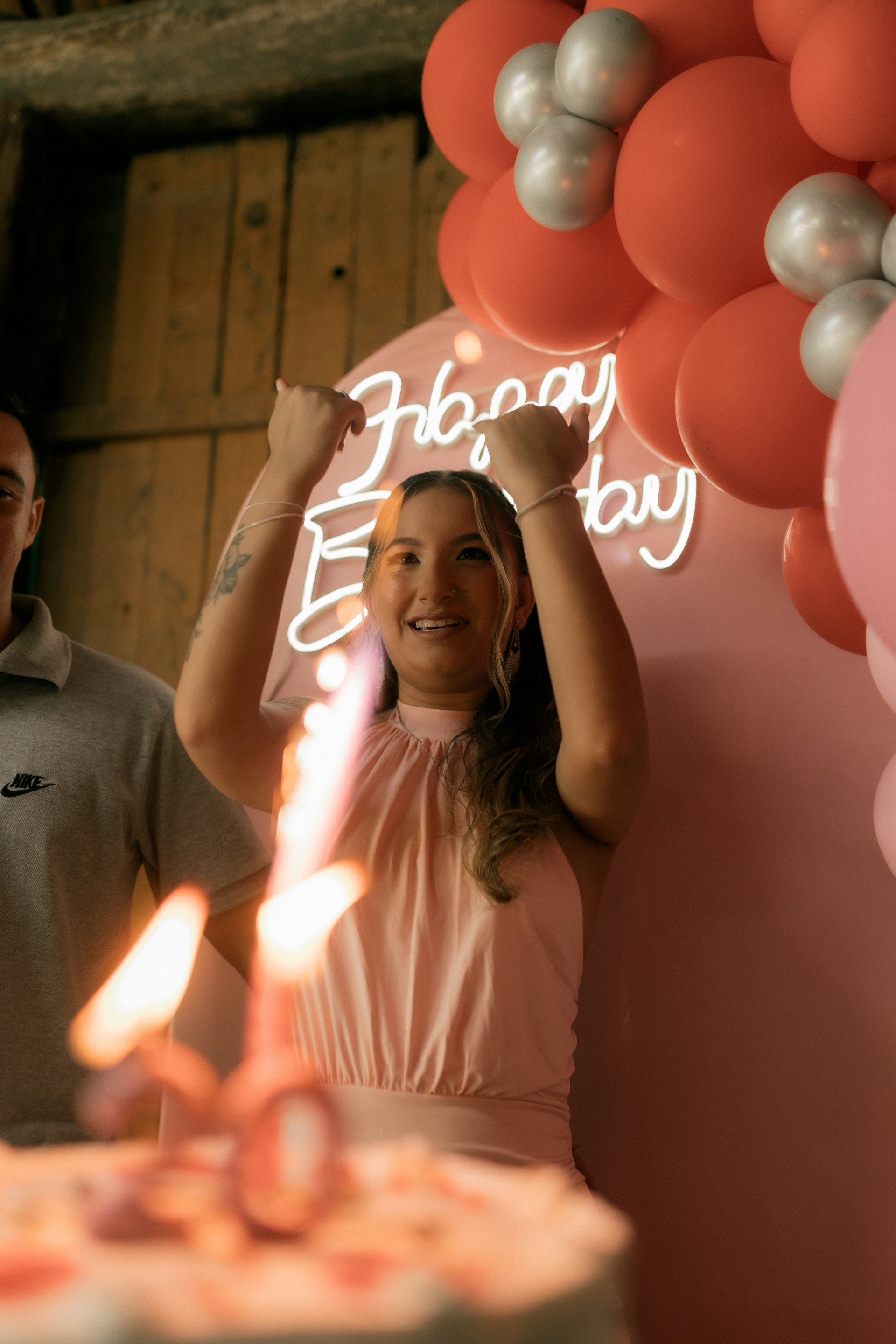 Festa de aniversário com balões e luzes