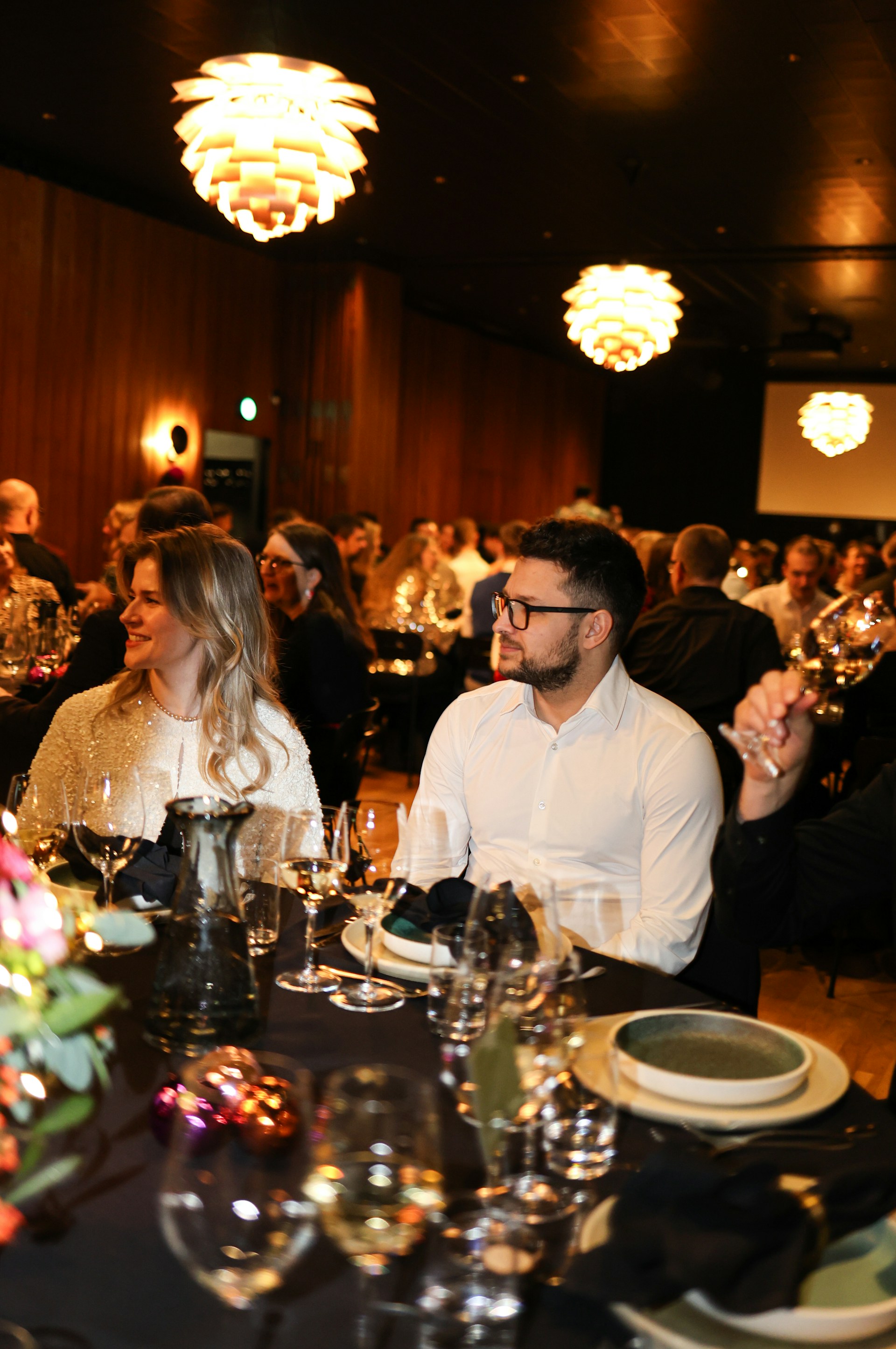 Convidados em jantar de celebração