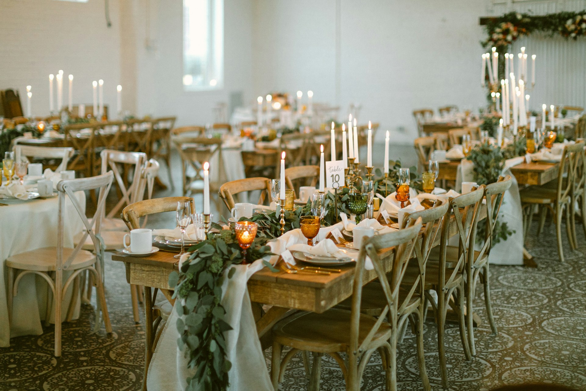 Recepção de casamento com mesas iluminadas por velas